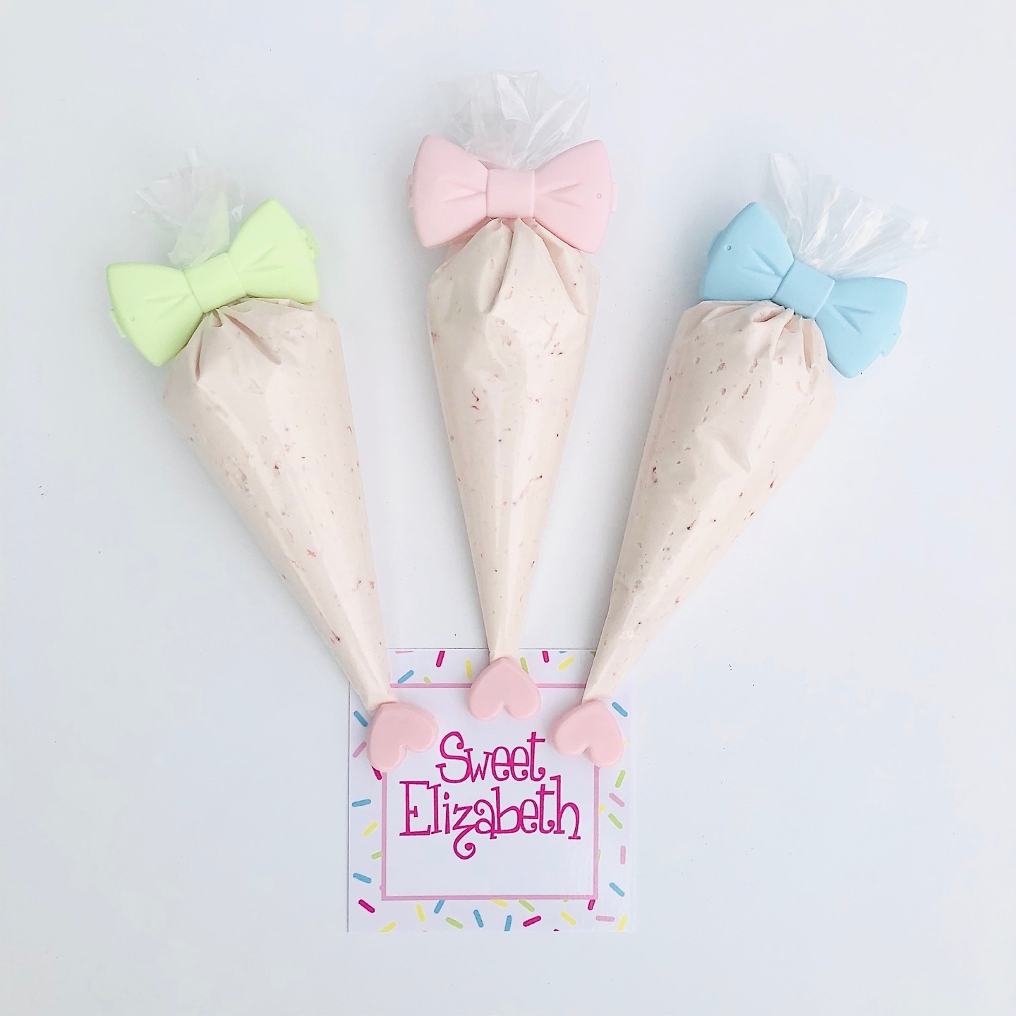 These clips are an absolute MUST for anyone using piping bags👏🏻👏🏻 Buy yours now on our website!!🤩🥳

Which color is your favorite?